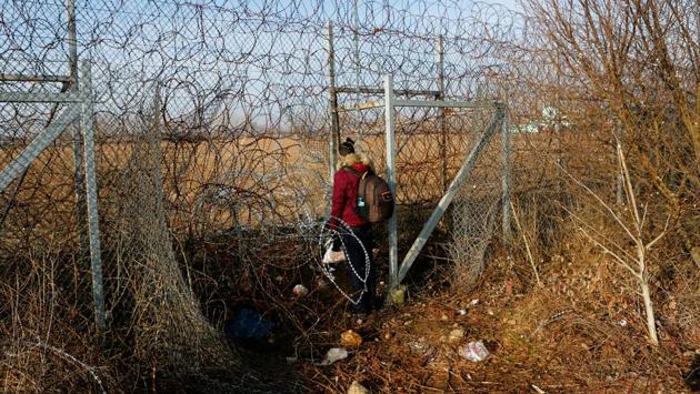 More than 10,000 migrants, mostly from Syria, other Middle Eastern states and Afghanistan, have reached Turkey’s land borders with EU states Greece and Bulgaria since Ankara said last Thursday it would stop keeping them on its territory. (Osman Sadi Temizel / REUTERS) More than 10,000 migrants, mostly from Syria, other Middle Eastern states and Afghanistan, have reached Turkey’s land borders with EU states Greece and Bulgaria since Ankara said last Thursday it would stop keeping them on its territory. (Osman Sadi Temizel / REUTERS)