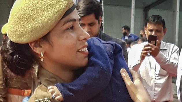 Police constable Priti Rani arrives on duty with her 18-month-old son during UP Chief Minister Yogi Adityanath's event, in Noida, March 2, 2020.(PTI) Police constable Priti Rani arrives on duty with her 18-month-old son during UP Chief Minister Yogi Adityanath's event, in Noida, March 2, 2020.(PTI)