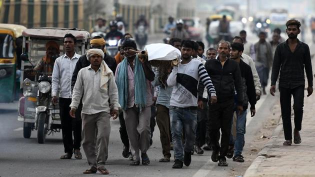 Relatives carry the body of Nitin Kumar, 15, a riot victim, for the last rites in Gokalpuri on February 29. (Biplov Bhuyan / HT Photo)