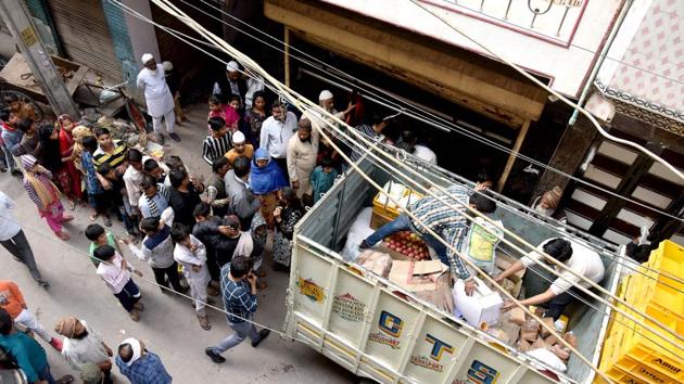Volunteers distribute food to local residents who were affected during communal violence between two groups over the new citizenship law, near Mustafabad in New Delhi. (ANI) Volunteers distribute food to local residents who were affected during communal violence between two groups over the new citizenship law, near Mustafabad in New Delhi. (ANI)