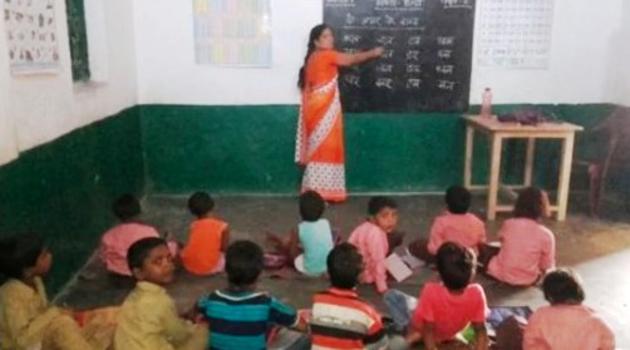 A shikshamitra teaching in a classroom of a government-run primary school in Prayagraj (HT) A shikshamitra teaching in a classroom of a government-run primary school in Prayagraj (HT)
