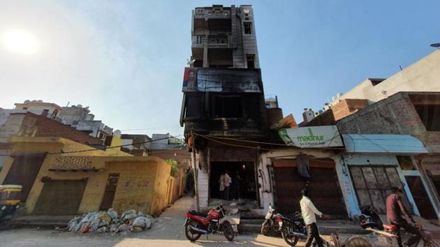 The burnt building where Ajmeri Malik lived and ran a footwear showroom in north-east Delhi’s Brijpuri.(HT photo)