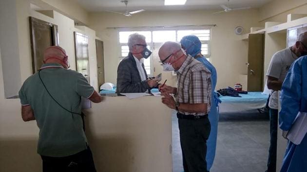 Italian tourists interact with medical staff and fill up forms after being put in preventive isolation at ITBP quarantine facility in Chhawla near Delhi.(AFP Photo) Italian tourists interact with medical staff and fill up forms after being put in preventive isolation at ITBP quarantine facility in Chhawla near Delhi.(AFP Photo)