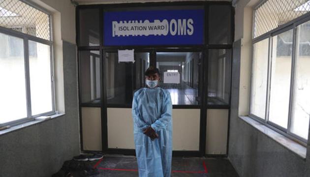 A security man stands in front of an isolation ward where people who returned from China are under observation at the Government Gandhi Hospital in Hyderabad.(AP)