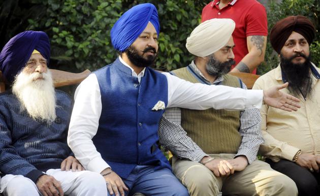 Former Patiala mayors Ajitpal Singh Kohli and Amarinder Singh Bajaj interacting with the media on Wednesday. (Bharat Bhushan/HT) Former Patiala mayors Ajitpal Singh Kohli and Amarinder Singh Bajaj interacting with the media on Wednesday. (Bharat Bhushan/HT)