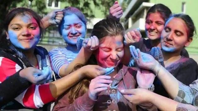 Happy Holi 2020: Devotees smear colour on each other’s faces and distribute sweets like gujiya on Chhoti Holi.(Anil Dayal/Hindustan Times)