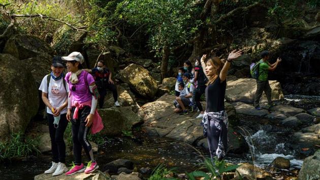 Over the past weekends, long, snaking lines of people have been seen on popular trails like Lion Rock and Dragon’s Back. However, the sudden increase of walkers has left a trail of rubbish behind, including surgical masks and hand wipes, and environmental group Greenpeace is urging people to “hike without trace”. (Yan Zhao / AFP) Over the past weekends, long, snaking lines of people have been seen on popular trails like Lion Rock and Dragon’s Back. However, the sudden increase of walkers has left a trail of rubbish behind, including surgical masks and hand wipes, and environmental group Greenpeace is urging people to “hike without trace”. (Yan Zhao / AFP)