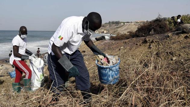 In a video published by environmentalist Riad Kawar in late January -- one could see dozens of syringes, catheters and used medical tubes dumped on the beach which provoked outcry in the West African metropolis.  (Seyllou / AFP) 
