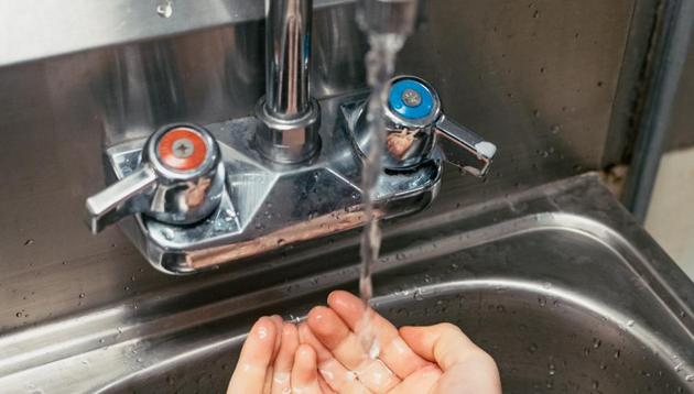 Hands down, men worse at bathroom hygiene that prevents coronavirus.(Unsplash)