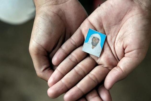 Irshad Khan, 24, holds a picture of his late father Pehlu, 55, in Jaisinghpur.(REUTERS)