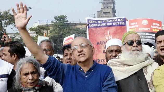 IAS turned social activist Harsh Mander along with supporters shout slogans during a protest against the CAA and NRC in Kolkata.(Photo: ANI) IAS turned social activist Harsh Mander along with supporters shout slogans during a protest against the CAA and NRC in Kolkata.(Photo: ANI)
