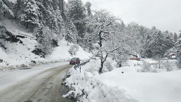 A snow-covered stretch of National Highway 5 near Kufri, 14 km from Shimla, after a fresh spell of snow on Saturday. (Deepak Sansta/HT) A snow-covered stretch of National Highway 5 near Kufri, 14 km from Shimla, after a fresh spell of snow on Saturday. (Deepak Sansta/HT)