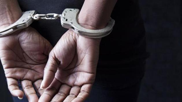 Jammu and Kashmir Police arrested a man and his mother who were part of a four-member gang which defrauded a businessman in Jammu.(Representative photo/Getty Images)