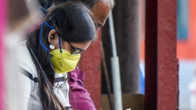 A girl wears a face mask to protect against the COVID-19 (Coronavirus) at Mumbai Central in Mumbai on March 6, 2020. (Ragul Krishnan/HT Photo) A girl wears a face mask to protect against the COVID-19 (Coronavirus) at Mumbai Central in Mumbai on March 6, 2020. (Ragul Krishnan/HT Photo)
