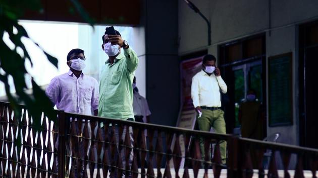 People click a selfie while wearing masks outside the isolation ward at Pune’s Naidu hospital. (Sanket Wankhade/HT PHOTO) People click a selfie while wearing masks outside the isolation ward at Pune’s Naidu hospital. (Sanket Wankhade/HT PHOTO)
