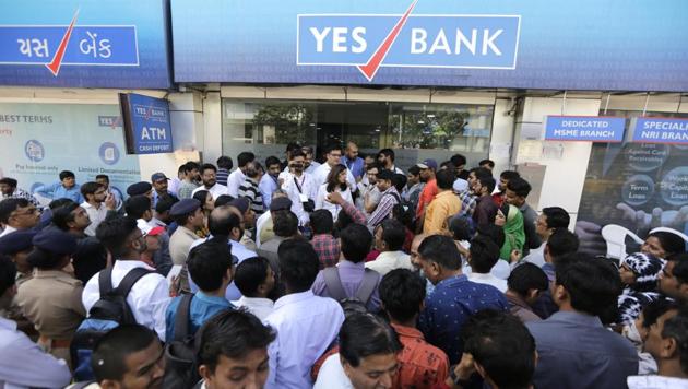 Indian depositors stand in queue for withdrawals outside a Yes bank branch in Ahmedabad, India, Friday, March 6, 2020.(AP photo)