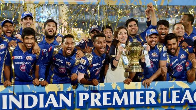 Mumbai Indians players and owner Neeta Ambani with IPL 10 trophy.(PTI)