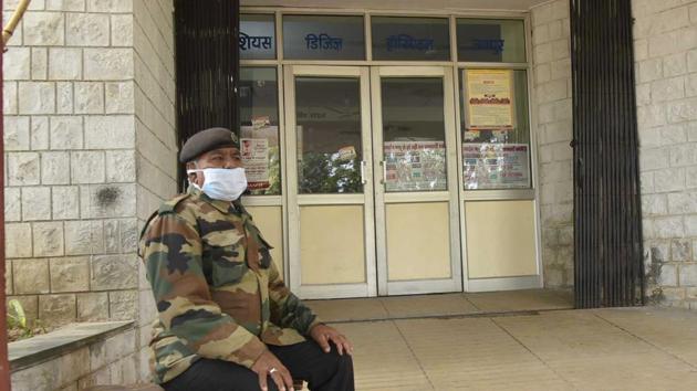 A guard is seen wearing a face mask as he sits outside the SMS hospital in Jaipur, Rajasthan. (Himanshu Vyas / Hindustan Times) A guard is seen wearing a face mask as he sits outside the SMS hospital in Jaipur, Rajasthan. (Himanshu Vyas / Hindustan Times)