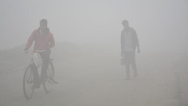 Commuters make their way through dense fog, at Dasna, in Ghaziabad. (Sakib Ali / HT Photo) Commuters make their way through dense fog, at Dasna, in Ghaziabad. (Sakib Ali / HT Photo)