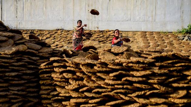Women dry cow dung cakes near Sangamwadi bridge, in Pune, Maharashtra. (Sanket Wankhade / HT Photo) Women dry cow dung cakes near Sangamwadi bridge, in Pune, Maharashtra. (Sanket Wankhade / HT Photo)