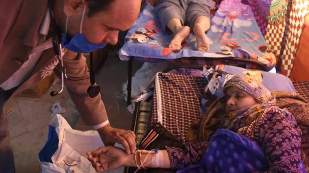 A doctor examines Noorjahan,48, who belongs to Shiv Vihar's Karawal Nagar, inside a relief camp for victims displaced during the recent communal violence in north-east Delhi, set up by Delhi Waqf board and aided by Delhi government, at Eidgah in Mustafabad, New Delhi. (Biplov Bhuyan /HT Photo) A doctor examines Noorjahan,48, who belongs to Shiv Vihar's Karawal Nagar, inside a relief camp for victims displaced during the recent communal violence in north-east Delhi, set up by Delhi Waqf board and aided by Delhi government, at Eidgah in Mustafabad, New Delhi. (Biplov Bhuyan /HT Photo)