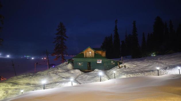 Snow -covered Gulmarg, which is a popular skiing destination,about 55 km north of Srinagar, Jammu and Kashmir. (Waseem Andrabi / HT Photo) Snow -covered Gulmarg, which is a popular skiing destination,about 55 km north of Srinagar, Jammu and Kashmir. (Waseem Andrabi / HT Photo)