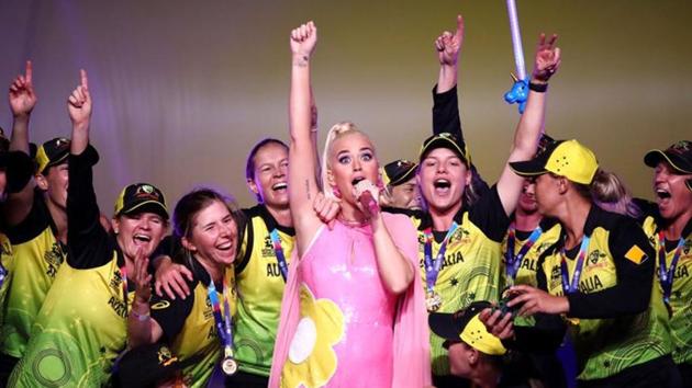Katy Perry with Australia cricketers after the Women’s T20 World Cup final.(Twitter)