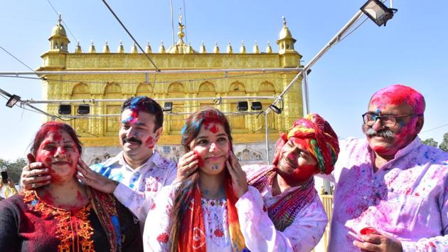 People play with colours as Holi celebrations get underway at the Durgiana Temple in Amritsar, Punjab. (Sameer Sehgal / HT Photo) People play with colours as Holi celebrations get underway at the Durgiana Temple in Amritsar, Punjab. (Sameer Sehgal / HT Photo)