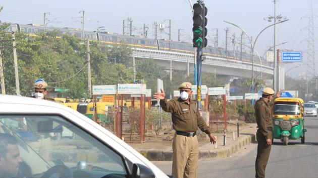 Police personnel wear protective masks in wake of the deadly novel coronavirus at Z Chowk, near HUDA City Centre metro station, in Gurugram.(Yogendra Kumar/HT PHOTO)