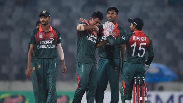 Bangladesh's cricketers celebrate the dismissal of Zimbabwe's Donald Tiripano.(AFP)