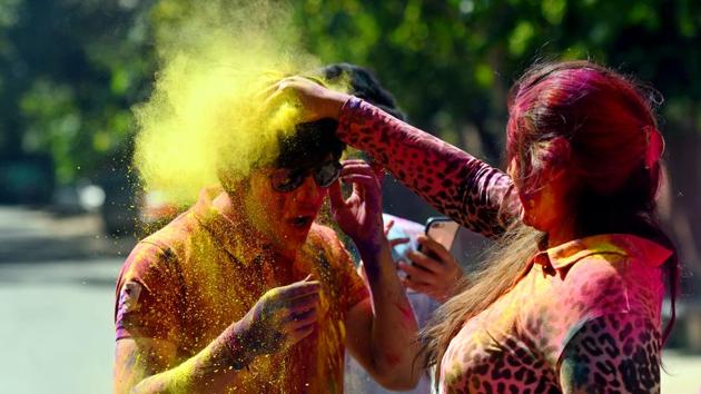 This year people prefer to use dry colours during Holi celebrations due to the Coronavirus scare. (Amal KS/HT PHOTO) This year people prefer to use dry colours during Holi celebrations due to the Coronavirus scare. (Amal KS/HT PHOTO)