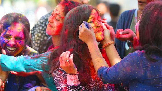 PHOTOS: This is how Delhi is celebrating Holi | Hindustan Times