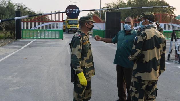 Indian Border Security Force (BSF), wearing facemasks as a preventive measure against the spread of the COVID-19 coronavirus outbreak.(AFP photo)