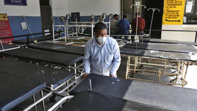 A hospital staff wearing a mask pushes a trolley at Government Medical College hospital in Jammu, India, Sunday, March 8, 2020. (AP photo) A hospital staff wearing a mask pushes a trolley at Government Medical College hospital in Jammu, India, Sunday, March 8, 2020. (AP photo)