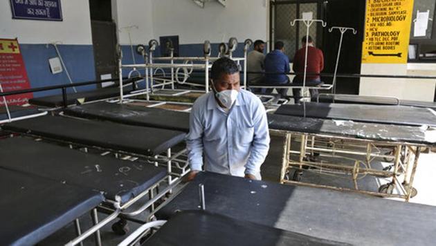 A hospital staff wearing a mask pushes a trolley at Government Medical College hospital in Jammu, India, Sunday, March 8, 2020. (AP photo) A hospital staff wearing a mask pushes a trolley at Government Medical College hospital in Jammu, India, Sunday, March 8, 2020. (AP photo)