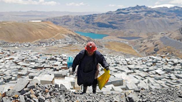 Eva Chura, 42, a 'pallaquera’, strikes rocks that were discarded from a mine, in search of gold, in the town of La Rinconada, the Andes, Peru. Living with their families in shacks in a gold shantytown in the Andes, these women make a living gleaning gold from rubble. They are called “pallaqueras” which roughly translates as ‘gold-pickers.’ (Nacho Doce / REUTERS) Eva Chura, 42, a 'pallaquera’, strikes rocks that were discarded from a mine, in search of gold, in the town of La Rinconada, the Andes, Peru. Living with their families in shacks in a gold shantytown in the Andes, these women make a living gleaning gold from rubble. They are called “pallaqueras” which roughly translates as ‘gold-pickers.’ (Nacho Doce / REUTERS)
