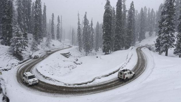 Vehicles pass through a snow-covered road during fresh snowfall in Gulmarg, Jammu and Kashmir. (Waseem Andrabi / HT Photo) Vehicles pass through a snow-covered road during fresh snowfall in Gulmarg, Jammu and Kashmir. (Waseem Andrabi / HT Photo)