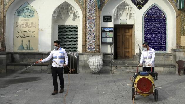 Workers disinfect the shrine of the Shiite Saint Imam Abdulazim to help prevent the spread of the new coronavirus in Shahr-e-Ray, south of Tehran, Iran, Saturday, March, 7, 2020. (AP photo) Workers disinfect the shrine of the Shiite Saint Imam Abdulazim to help prevent the spread of the new coronavirus in Shahr-e-Ray, south of Tehran, Iran, Saturday, March, 7, 2020. (AP photo)