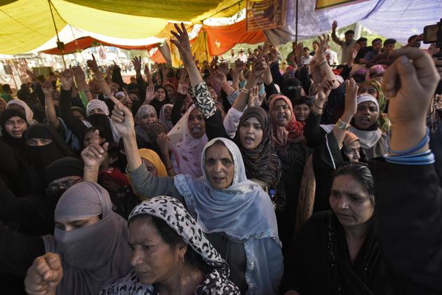 Women raise slogans during the ongoing sit-in protest against NPR, NRC and CAA after Supreme Court deferred the hearing on petitions to remove the anti-citizenship law protesters from Shaheen Bagh, in New Delhi. (Burhaan Kinu/HT PHOTO) Women raise slogans during the ongoing sit-in protest against NPR, NRC and CAA after Supreme Court deferred the hearing on petitions to remove the anti-citizenship law protesters from Shaheen Bagh, in New Delhi. (Burhaan Kinu/HT PHOTO)