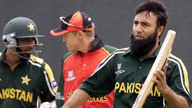 File image of former Pakistan cricketer Saeed Anwar (R) with Mohammad Yousuf.(Reuters)