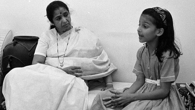 Shruti Haasan performing for Asha Bhosle.