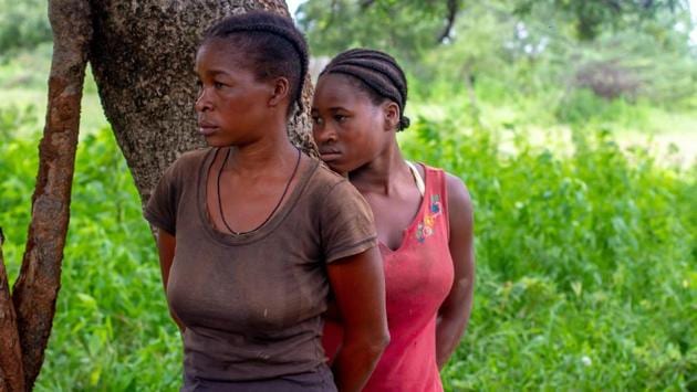 Ceu Jacinta (L) and her daughter Cristina Canaino (R) seen in a village. The dry spell was followed  by violent and erratic downpours that saturated the soil. Most men from the area have migrated to towns and cities in search of work, so it is left to the women to try to fill their children’s rumbling stomachs. (Osvaldo Silva / AFP) 
