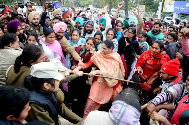 Patiala police stopping members of the TET-pass Unemployed BEd Teachers’ Union from reaching chief minister Captain Amarinder Singh’s residence in Patiala on Wednesday. (Bharat Bhushan/HT) Patiala police stopping members of the TET-pass Unemployed BEd Teachers’ Union from reaching chief minister Captain Amarinder Singh’s residence in Patiala on Wednesday. (Bharat Bhushan/HT)