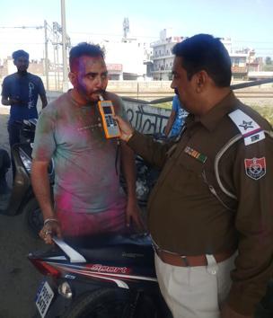 Police taking the breathalyzer test of a vehicle driver in Ludhiana.(HT PHOTO)