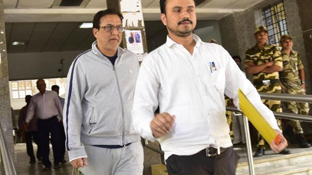 Rana Kapoor, founder of YES Bank, taken to session court by Enforcement Directorate official from ST George Hospital after his arrest in Mumbai.(Anshuman Poyrekar/HT Photo) Rana Kapoor, founder of YES Bank, taken to session court by Enforcement Directorate official from ST George Hospital after his arrest in Mumbai.(Anshuman Poyrekar/HT Photo)