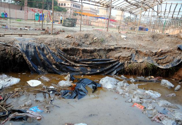 After heavy showers in the past two days, the grounds of Sheeh Mahal that were filled with litter are waterlogged as well and foul smell has started to emanate. (Bharat Bhushan/HT) After heavy showers in the past two days, the grounds of Sheeh Mahal that were filled with litter are waterlogged as well and foul smell has started to emanate. (Bharat Bhushan/HT)