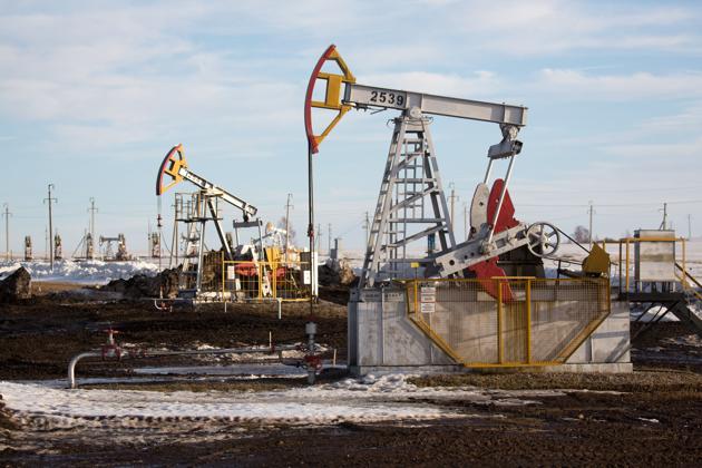 Oil pumping jacks, also known as "nodding donkeys", operate in an oilfield near Almetyevsk, Tatarstan, Russia, on March 11, 2020.(Bloomberg) Oil pumping jacks, also known as "nodding donkeys", operate in an oilfield near Almetyevsk, Tatarstan, Russia, on March 11, 2020.(Bloomberg)
