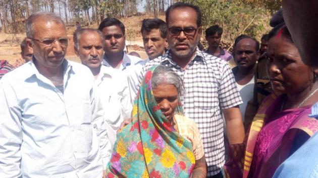 Barki Khol wife of Arjun Khol being handed over ex-gratia by forest officials following death of her husband. Arjun was crushed to death by an Elephant in Giridih on February 27,2018(Bijay-Hindustan Times (Image for representational purpose))