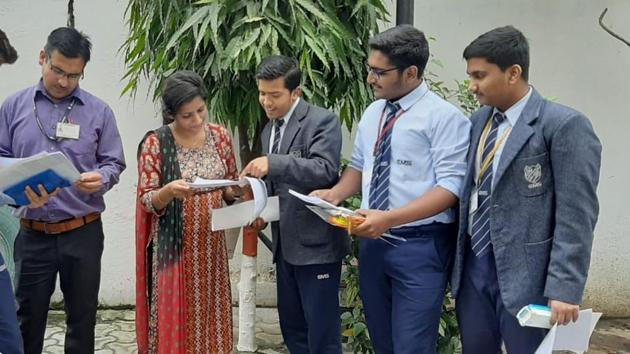 Students of City Montessori School, Kanpur road discussing their ICSE Physics paper with their teachers in Lucknow on Friday(HT) Students of City Montessori School, Kanpur road discussing their ICSE Physics paper with their teachers in Lucknow on Friday(HT)