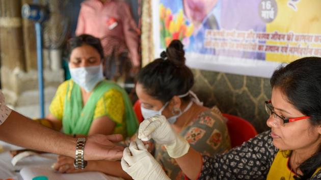 People wear face mask to protect against coronavirus, Mumbai, March 12, 2020(HT PHOTO)